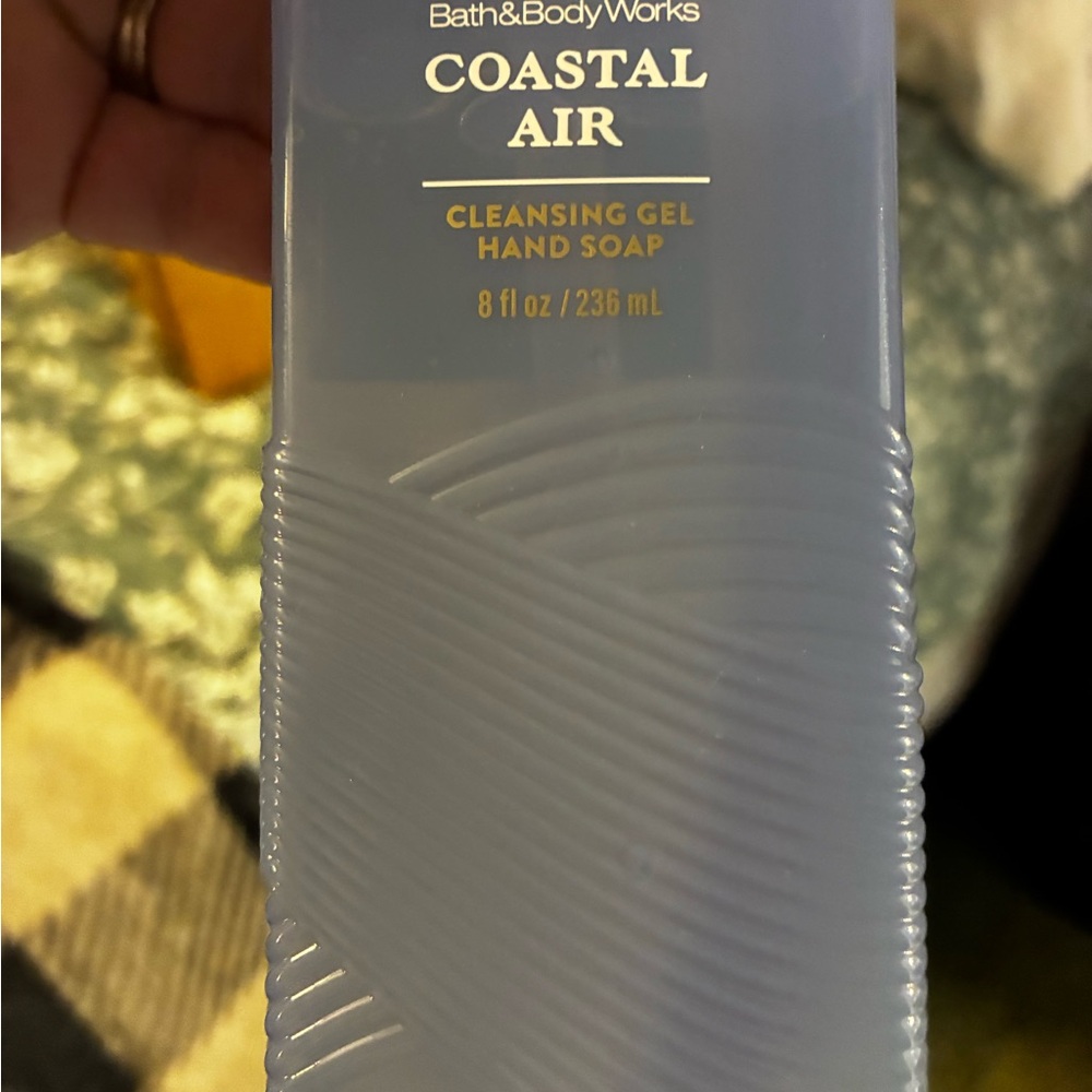 Bath & Body Works Coastal Air Gel
Scented Hand Soap - Light Blue (4) - Picture 4 of 5